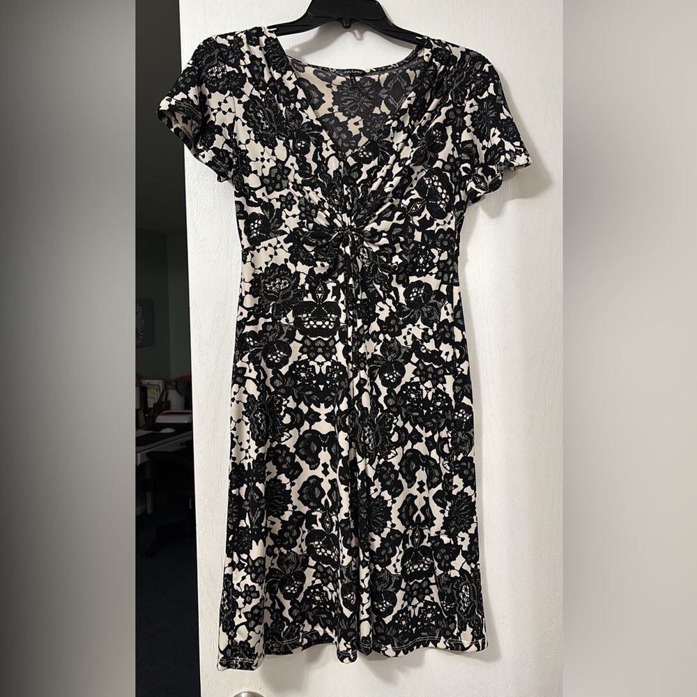 Daisy Fuentes Elegant Black and White Floral Dress size xsmall
